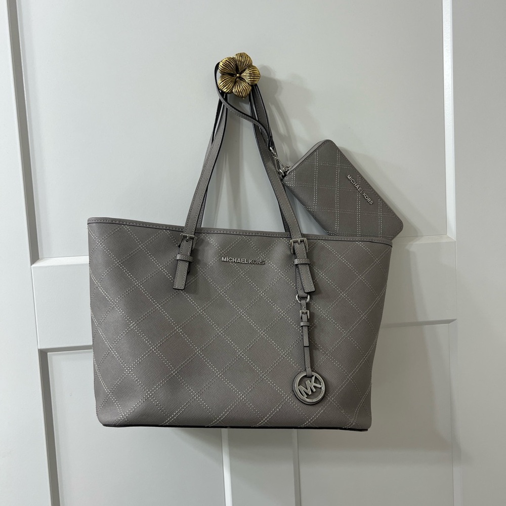 Michael Kors Jet Set Travel Quilted Saffiano Tote & Wallet (Pearl Grey)